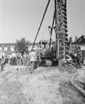 881118 Afbeelding van het slaan van de eerste paal voor de nieuwbouw aan de Hopakker te Utrecht.
